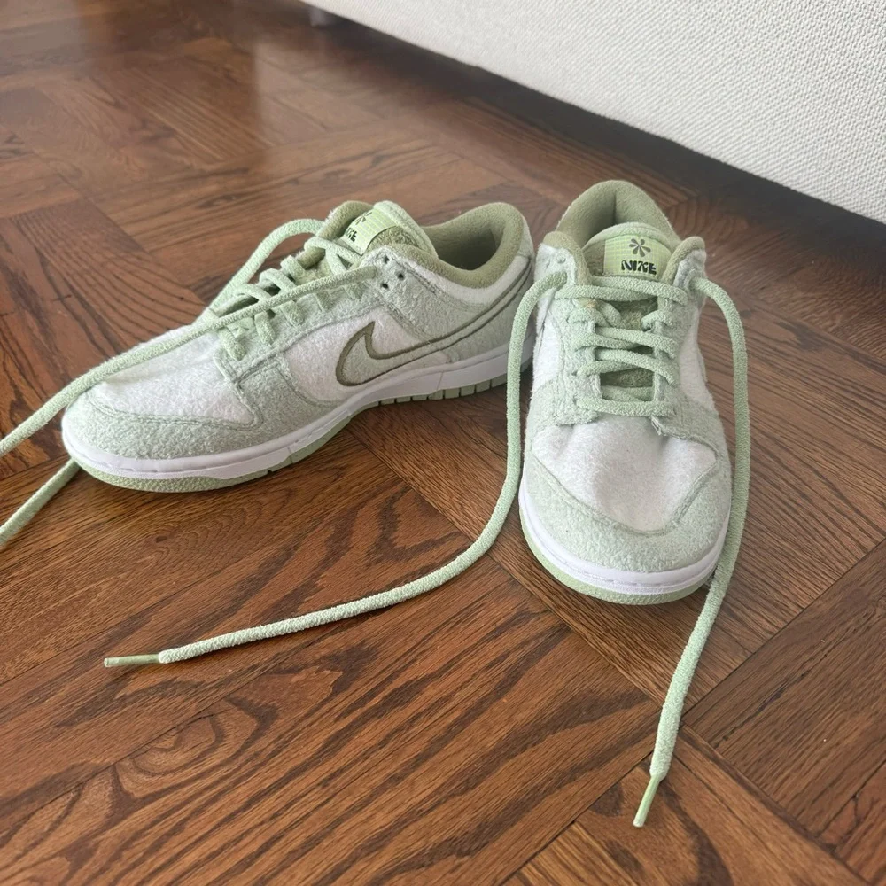 Women’s Nike Dunk Low SE 'Fleece - Honeydew' - Picture 2 of 5
